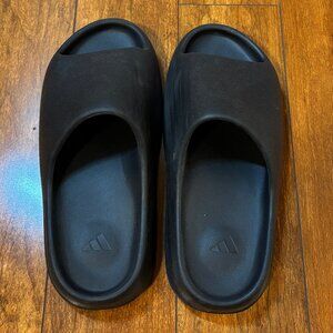 Yeezy Slide in Onyx HQ6448
